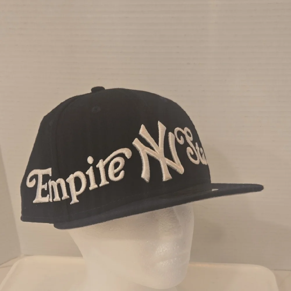New Era Yankees Empire State Embroidered Baseball Cap Black White Size 7 5/8